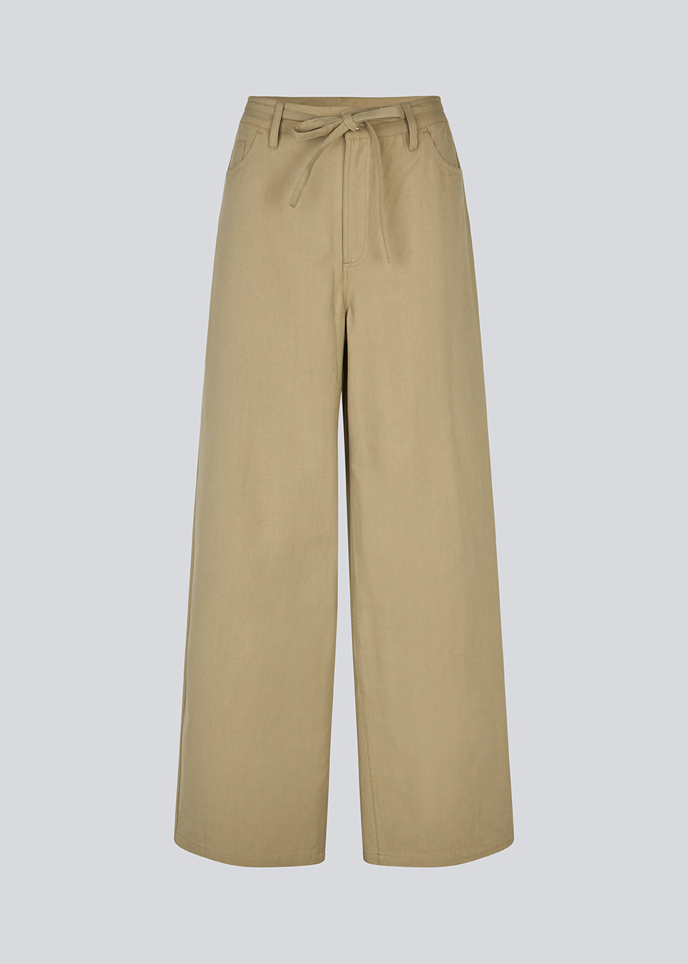 Bukser med vidde i twill. IsoldeMD pants har en høj talje for- og baglommer og et bindebånd i taljen. Modellen er 177 cm og har en størrelse S/36 på.