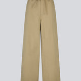 Bukser med vidde i twill. IsoldeMD pants har en høj talje for- og baglommer og et bindebånd i taljen. Modellen er 177 cm og har en størrelse S/36 på.
