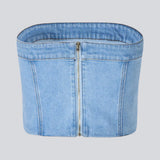 Kort denim top i corset design. IvannaMD top er fremstillet i lys denim og har en lynlåslukning i ryggen.