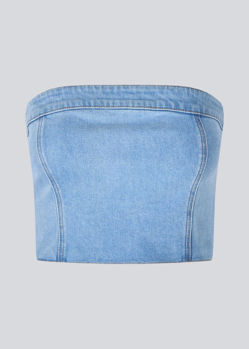 Kort denim top i corset design. IvannaMD top er fremstillet i lys denim og har en lynlåslukning i ryggen.