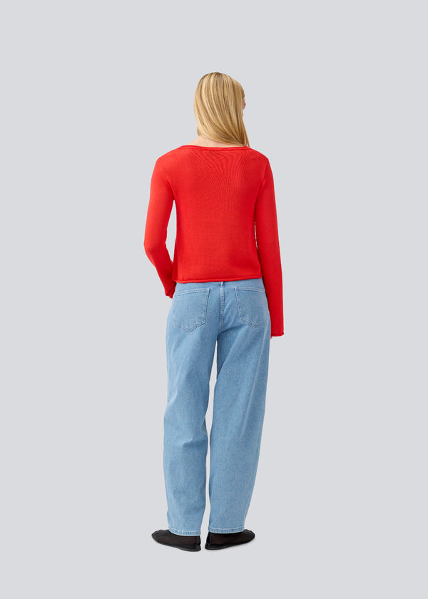Strikket top med lange brede ærmer og en bred halsudskæring. IvonneMD O-neck har en normal pasform.