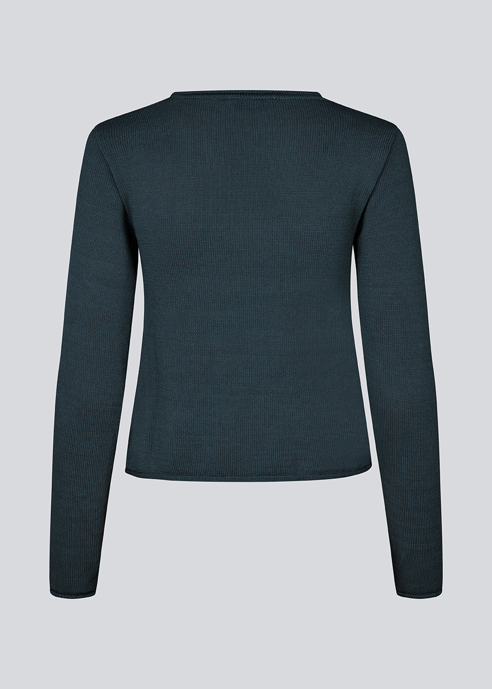 Strikket bluse i mørkeblå med lange ærmer og en bred halsudskæring. IvonneMD O-neck har en normal pasform.