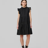 Ærmeløs sort kjole i afslappet pasform. IzakMD dress har en flæsedetalje ved ærme og hals samt skjult lynlåslukning i ryggen. Modellen er 177 cm og har en størrelse S/36 på.