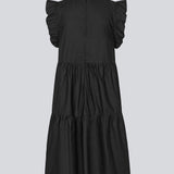 Ærmeløs sort kjole i afslappet pasform. IzakMD dress har en flæsedetalje ved ærme og hals samt skjult lynlåslukning i ryggen. Modellen er 177 cm og har en størrelse S/36 på.