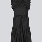 Ærmeløs sort kjole i afslappet pasform. IzakMD dress har en flæsedetalje ved ærme og hals samt skjult lynlåslukning i ryggen. Modellen er 177 cm og har en størrelse S/36 på.