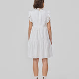 Ærmeløs kjole i hvid i afslappet pasform. IzakMD dress har en flæsedetalje ved ærme og hals samt skjult lynlåslukning i ryggen. Modellen er 177 cm og har en størrelse S/36 på.