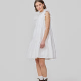 Ærmeløs kjole i hvid i afslappet pasform. IzakMD dress har en flæsedetalje ved ærme og hals samt skjult lynlåslukning i ryggen. Modellen er 177 cm og har en størrelse S/36 på.
