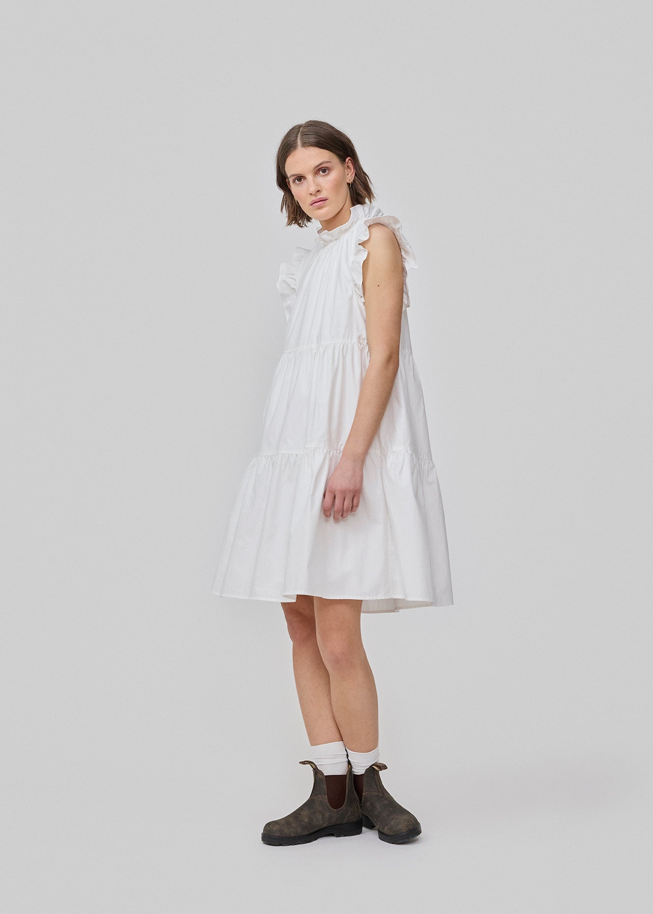 Ærmeløs kjole i hvid i afslappet pasform. IzakMD dress har en flæsedetalje ved ærme og hals samt skjult lynlåslukning i ryggen. Modellen er 177 cm og har en størrelse S/36 på.