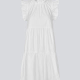 Ærmeløs kjole i hvid i afslappet pasform. IzakMD dress har en flæsedetalje ved ærme og hals samt skjult lynlåslukning i ryggen. Modellen er 177 cm og har en størrelse S/36 på.