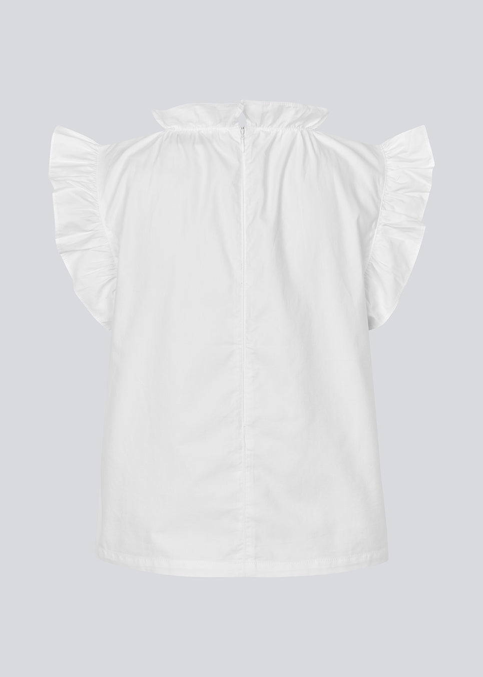 Løs top i hvid med flæsedetaljer ved ærme og hals. IzakMD top er ærmeløs og har en skjult lynlås i ryggen. Modellen er 177 cm og har en størrelse S/36 på.