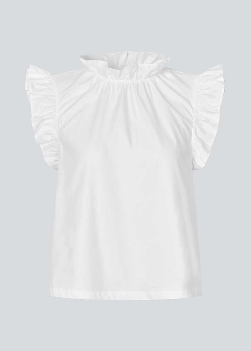 Løs top i hvid med flæsedetaljer ved ærme og hals. IzakMD top er ærmeløs og har en skjult lynlås i ryggen. Modellen er 177 cm og har en størrelse S/36 på.