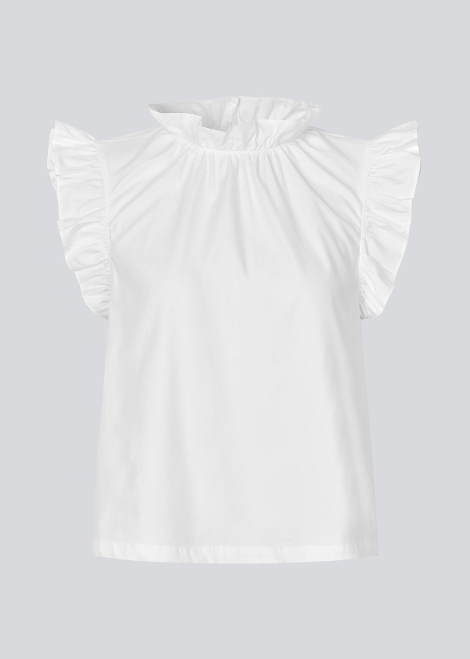 Løs top i hvid med flæsedetaljer ved ærme og hals. IzakMD top er ærmeløs og har en skjult lynlås i ryggen. Modellen er 177 cm og har en størrelse S/36 på.