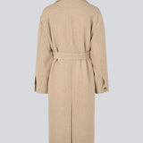 Lang beige frakke i twill med bindebånd. JakariMD coat har brede revers, knappelukning og en slids bagpå.