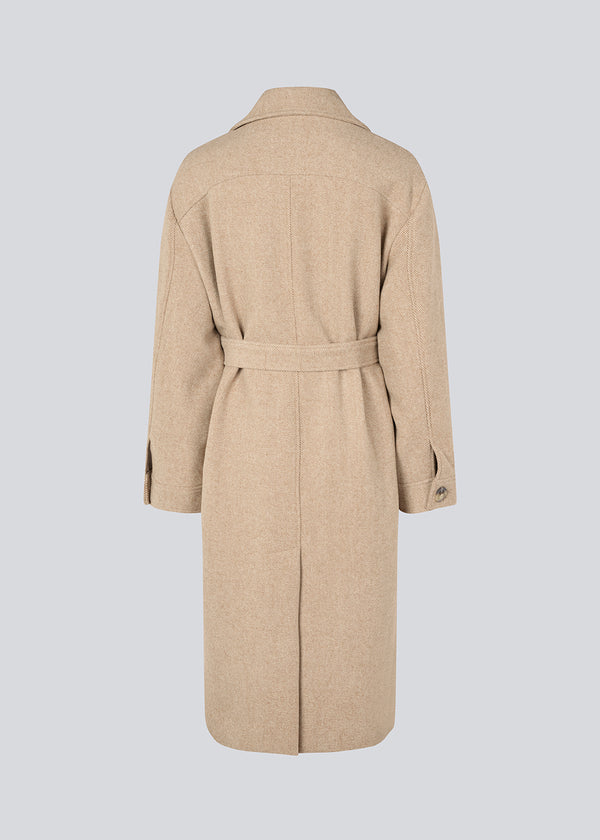 Lang beige frakke i twill med bindebånd. JakariMD coat har brede revers, knappelukning og en slids bagpå.