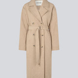 Lang beige frakke i twill med bindebånd. JakariMD coat har brede revers, knappelukning og en slids bagpå.