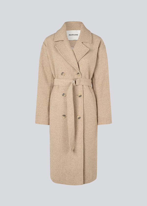 Lang beige frakke i twill med bindebånd. JakariMD coat har brede revers, knappelukning og en slids bagpå.