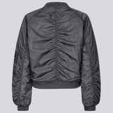 Klassisk bomberjakke i grå med rynkedetaljer. JeromoMD bomber jacket har foer, en lomme på ærmet og en lynlåslukning. Modellen er 175 cm og har en størrelse S/36 på.