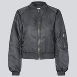Klassisk bomberjakke i grå med rynkedetaljer. JeromoMD bomber jacket har foer, en lomme på ærmet og en lynlåslukning. Modellen er 175 cm og har en størrelse S/36 på.