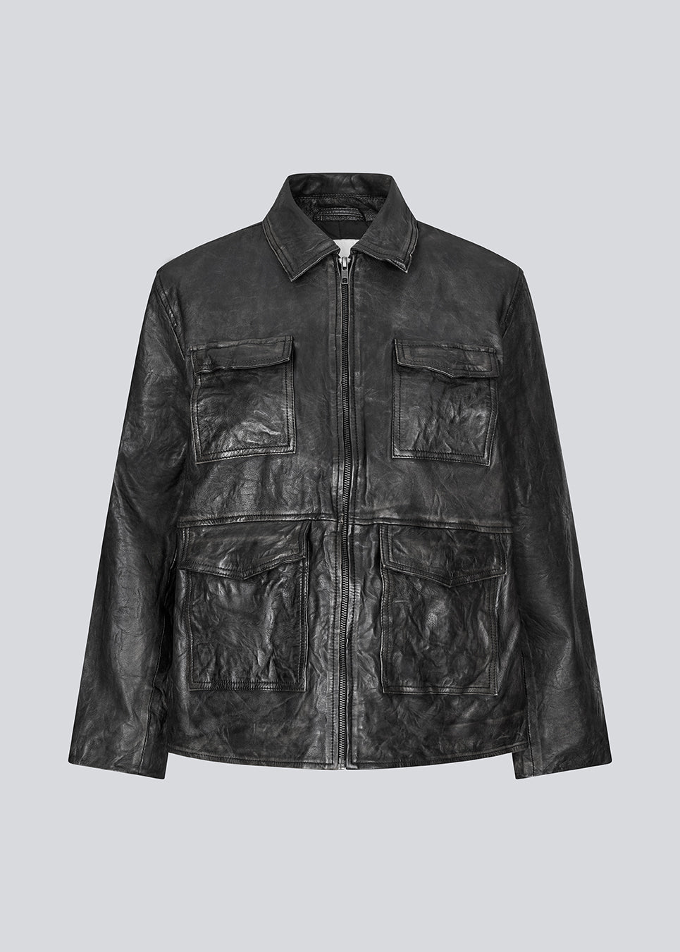 Pilot inspireret jakke med et vintagelook. JillMD jacket har en løs pasform med brede ærmer, fire lommer fortil, krave og lynlås lukning.