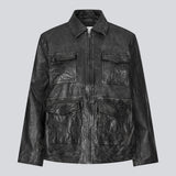 Pilot inspireret jakke med et vintagelook. JillMD jacket har en løs pasform med brede ærmer, fire lommer fortil, krave og lynlås lukning.