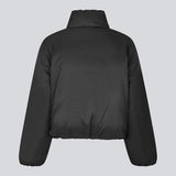 Let cropped sort puffer jakke med høj hals. JoniMD jacket har to sidelommer, elastik i bunden af ærmerne og et justerbar snører i bunden.