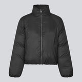 Let cropped sort puffer jakke med høj hals. JoniMD jacket har to sidelommer, elastik i bunden af ærmerne og et justerbar snører i bunden.