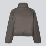 Let cropped puffer i en brunlig farve med høj hals. JoniMD jacket har to sidelommer, elastik i bunden af ærmerne og et justerbar snører i bunden.