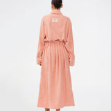 Lyserød oversize badekåbe i 100% økologisk bomuld. Josefinemd bathrobe har store lommer, bindebånd og kontrastkanter, der giver den et elegant touch. Badekåben har et fint og diskret logo på ryggen. Perfekt til hyggelige morgener. Josefine Vogt (165 cm) og modellen (177 cm) har begge størrelse Small på.