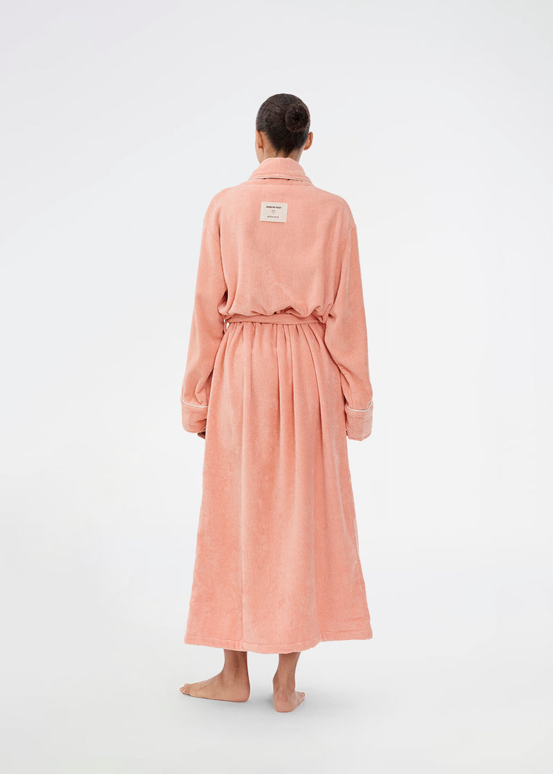 Lyserød oversize badekåbe i 100% økologisk bomuld. Josefinemd bathrobe har store lommer, bindebånd og kontrastkanter, der giver den et elegant touch. Badekåben har et fint og diskret logo på ryggen. Perfekt til hyggelige morgener. Josefine Vogt (165 cm) og modellen (177 cm) har begge størrelse Small på.