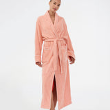 Lyserød oversize badekåbe i 100% økologisk bomuld. Josefinemd bathrobe har store lommer, bindebånd og kontrastkanter, der giver den et elegant touch. Badekåben har et fint og diskret logo på ryggen. Perfekt til hyggelige morgener. Josefine Vogt (165 cm) og modellen (177 cm) har begge størrelse Small på.