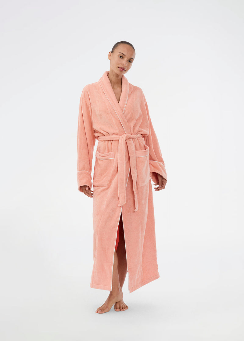 Lyserød oversize badekåbe i 100% økologisk bomuld. Josefinemd bathrobe har store lommer, bindebånd og kontrastkanter, der giver den et elegant touch. Badekåben har et fint og diskret logo på ryggen. Perfekt til hyggelige morgener. Josefine Vogt (165 cm) og modellen (177 cm) har begge størrelse Small på.