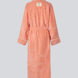 Lyserød oversize badekåbe i 100% økologisk bomuld. Josefinemd bathrobe har store lommer, bindebånd og kontrastkanter, der giver den et elegant touch. Badekåben har et fint og diskret logo på ryggen. Perfekt til hyggelige morgener. Josefine Vogt (165 cm) og modellen (177 cm) har begge størrelse Small på.