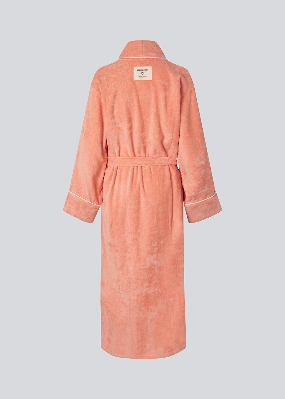 Lyserød oversize badekåbe i 100% økologisk bomuld. Josefinemd bathrobe har store lommer, bindebånd og kontrastkanter, der giver den et elegant touch. Badekåben har et fint og diskret logo på ryggen. Perfekt til hyggelige morgener. Josefine Vogt (165 cm) og modellen (177 cm) har begge størrelse Small på.