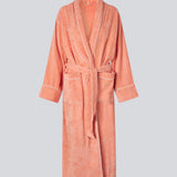 Lyserød oversize badekåbe i 100% økologisk bomuld. Josefinemd bathrobe har store lommer, bindebånd og kontrastkanter, der giver den et elegant touch. Badekåben har et fint og diskret logo på ryggen. Perfekt til hyggelige morgener. Josefine Vogt (165 cm) og modellen (177 cm) har begge størrelse Small på.