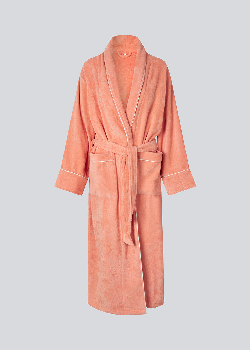 Lyserød oversize badekåbe i 100% økologisk bomuld. Josefinemd bathrobe har store lommer, bindebånd og kontrastkanter, der giver den et elegant touch. Badekåben har et fint og diskret logo på ryggen. Perfekt til hyggelige morgener. Josefine Vogt (165 cm) og modellen (177 cm) har begge størrelse Small på.