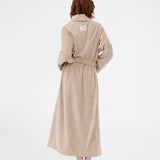 Oversize beige badekåbe i 100% økologisk bomuld. Josefinemd bathrobe har store lommer, bindebånd og kontrastkanter, der giver den et elegant touch. Badekåben har et fint og diskret logo på ryggen. Perfekt til hyggelige morgener. Josefine Vogt (165 cm) og modellen (177 cm) har begge størrelse Small på.