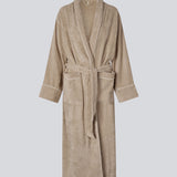 Oversize beige badekåbe i 100% økologisk bomuld. Josefinemd bathrobe har store lommer, bindebånd og kontrastkanter, der giver den et elegant touch. Badekåben har et fint og diskret logo på ryggen. Perfekt til hyggelige morgener. Josefine Vogt (165 cm) og modellen (177 cm) har begge størrelse Small på.