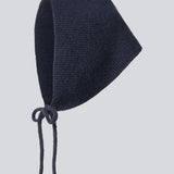 Josefine Vogt – bonnet &amp; handsker i genanvendt materiale . Josefinemd bonnet and gloves er et stilfuldt og praktisk sæt - perfekt til kolde dage. De fingreløse handsker og matching bonnet leveres i en elegant pose med snørrelukning og logo.