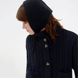 Josefine Vogt – bonnet &amp; handsker i genanvendt materiale . Josefinemd bonnet and gloves er et stilfuldt og praktisk sæt - perfekt til kolde dage. De fingreløse handsker og matching bonnet leveres i en elegant pose med snørrelukning og logo.