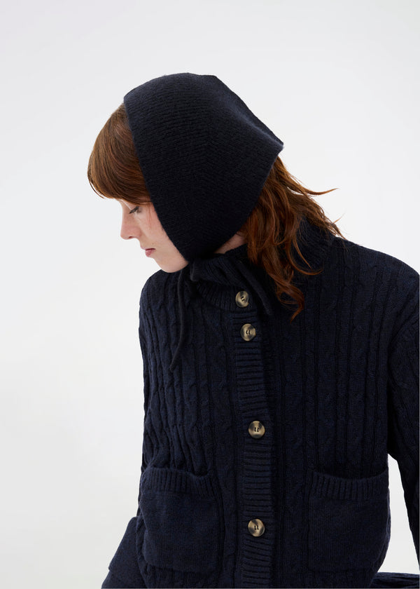 Josefine Vogt – bonnet &amp; handsker i genanvendt materiale . Josefinemd bonnet and gloves er et stilfuldt og praktisk sæt - perfekt til kolde dage. De fingreløse handsker og matching bonnet leveres i en elegant pose med snørrelukning og logo.