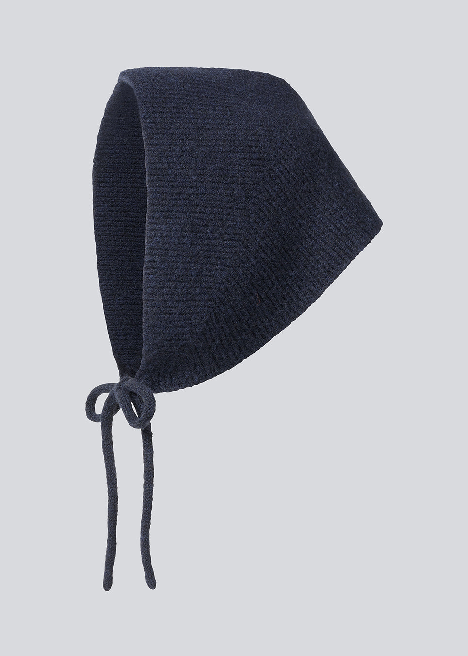 Josefine Vogt – bonnet &amp; handsker i genanvendt materiale . Josefinemd bonnet and gloves er et stilfuldt og praktisk sæt - perfekt til kolde dage. De fingreløse handsker og matching bonnet leveres i en elegant pose med snørrelukning og logo.