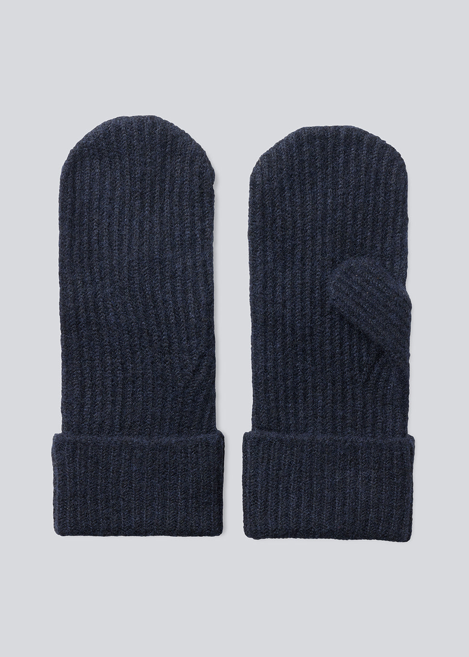 Josefine Vogt – bonnet &amp; handsker i genanvendt materiale . Josefinemd bonnet and gloves er et stilfuldt og praktisk sæt - perfekt til kolde dage. De fingreløse handsker og matching bonnet leveres i en elegant pose med snørrelukning og logo.