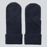 Josefine Vogt – bonnet &amp; handsker i genanvendt materiale . Josefinemd bonnet and gloves er et stilfuldt og praktisk sæt - perfekt til kolde dage. De fingreløse handsker og matching bonnet leveres i en elegant pose med snørrelukning og logo.