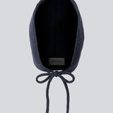 Josefine Vogt – bonnet &amp; handsker i genanvendt materiale . Josefinemd bonnet and gloves er et stilfuldt og praktisk sæt - perfekt til kolde dage. De fingreløse handsker og matching bonnet leveres i en elegant pose med snørrelukning og logo.