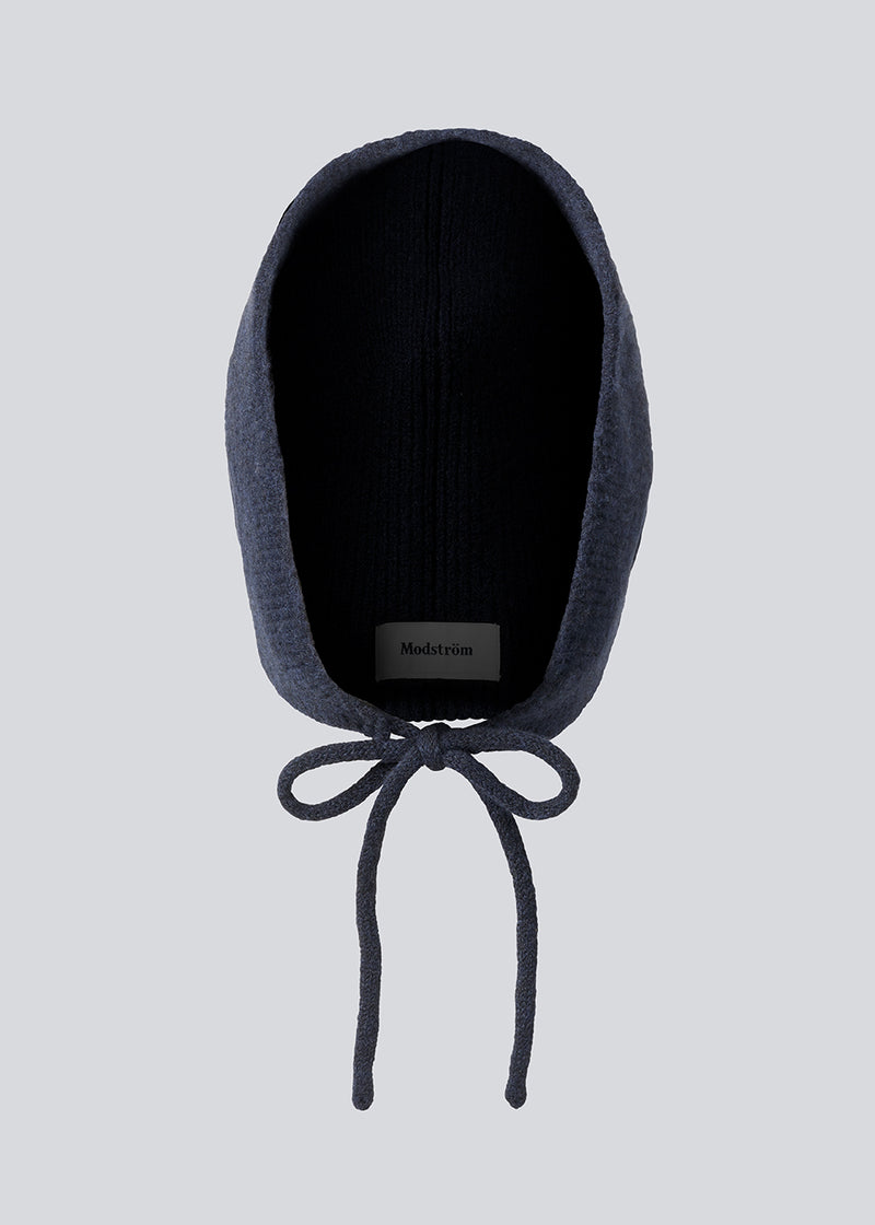 Josefine Vogt – bonnet &amp; handsker i genanvendt materiale . Josefinemd bonnet and gloves er et stilfuldt og praktisk sæt - perfekt til kolde dage. De fingreløse handsker og matching bonnet leveres i en elegant pose med snørrelukning og logo.