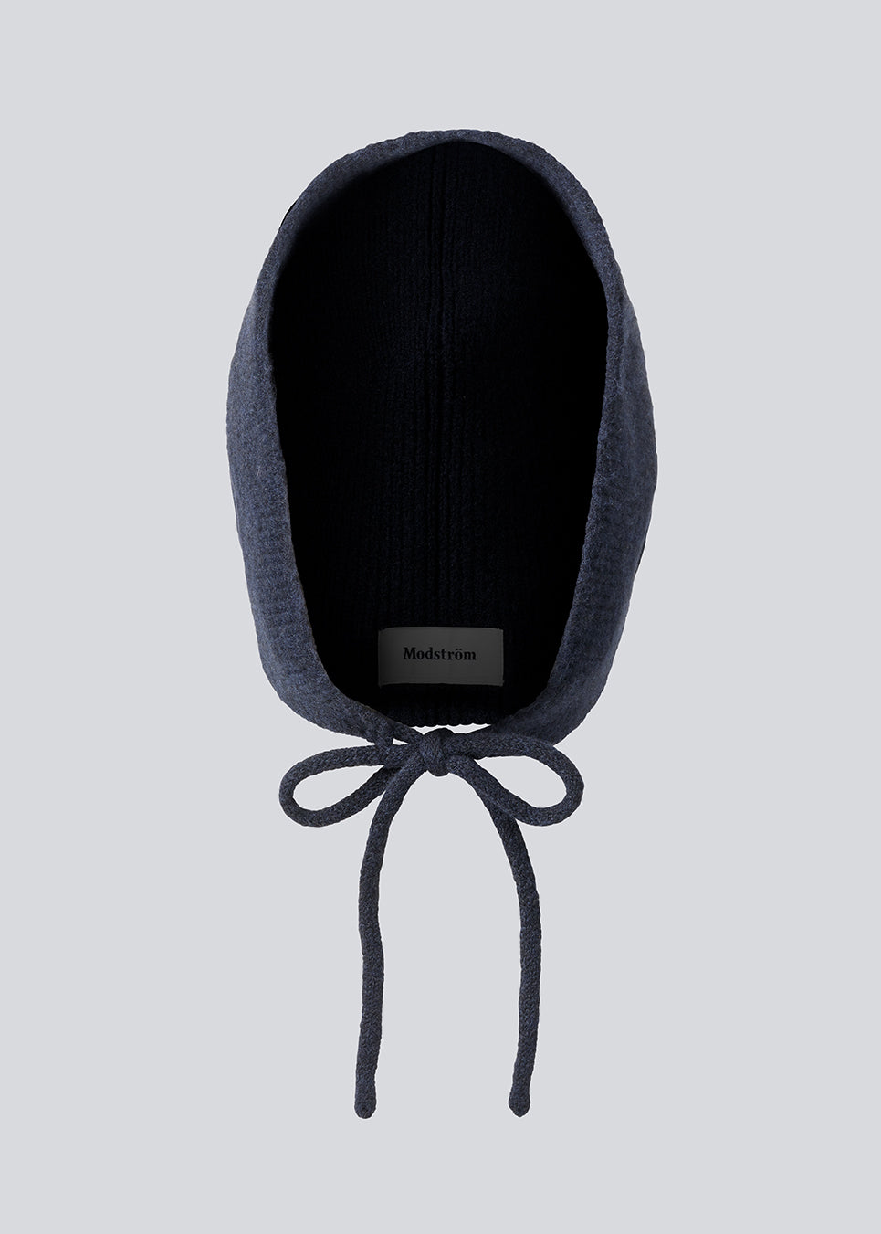 Josefine Vogt – bonnet &amp; handsker i genanvendt materiale . Josefinemd bonnet and gloves er et stilfuldt og praktisk sæt - perfekt til kolde dage. De fingreløse handsker og matching bonnet leveres i en elegant pose med snørrelukning og logo.