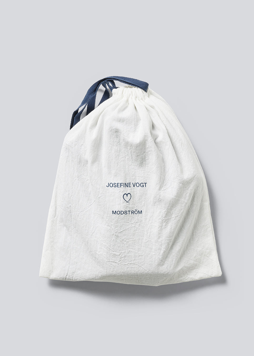 Josefine Vogt – bonnet &amp; handsker i genanvendt materiale . Josefinemd bonnet and gloves er et stilfuldt og praktisk sæt - perfekt til kolde dage. De fingreløse handsker og matching bonnet leveres i en elegant pose med snørrelukning og logo.