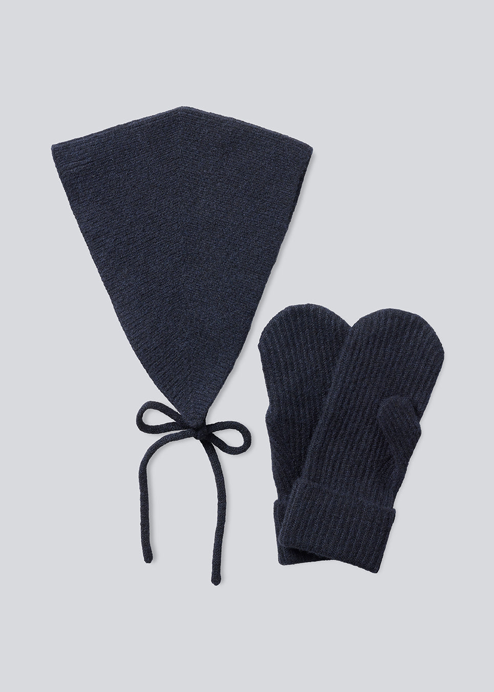 Josefine Vogt – bonnet &amp; handsker i genanvendt materiale . Josefinemd bonnet and gloves er et stilfuldt og praktisk sæt - perfekt til kolde dage. De fingreløse handsker og matching bonnet leveres i en elegant pose med snørrelukning og logo.