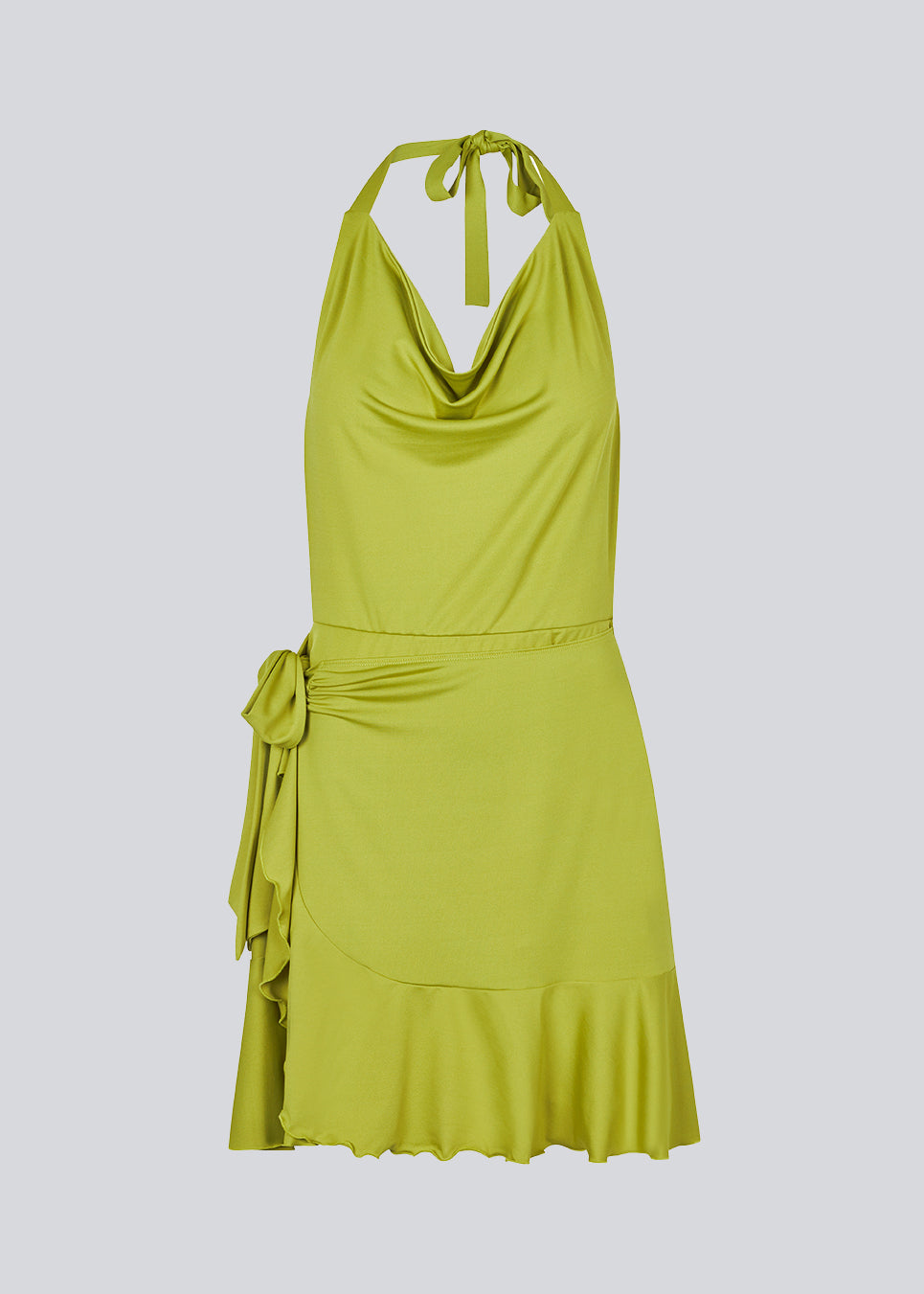 Kort kjole med draperet halterneck-udskæring og smalt bindebånd i nakken. JosefineMD flowy dress har en dyb rygudskæring, slå om-forstykke og flæsekanter forneden. Josefine er 165 cm og har en størrelse S/36 på.
