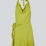 Kort kjole med draperet halterneck-udskæring og smalt bindebånd i nakken. JosefineMD flowy dress har en dyb rygudskæring, slå om-forstykke og flæsekanter forneden. Josefine er 165 cm og har en størrelse S/36 på.